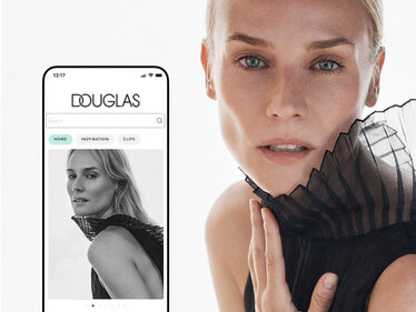 Smartphone with DOUGLAS app opened, next to a photo of testimonial Diane Kruger